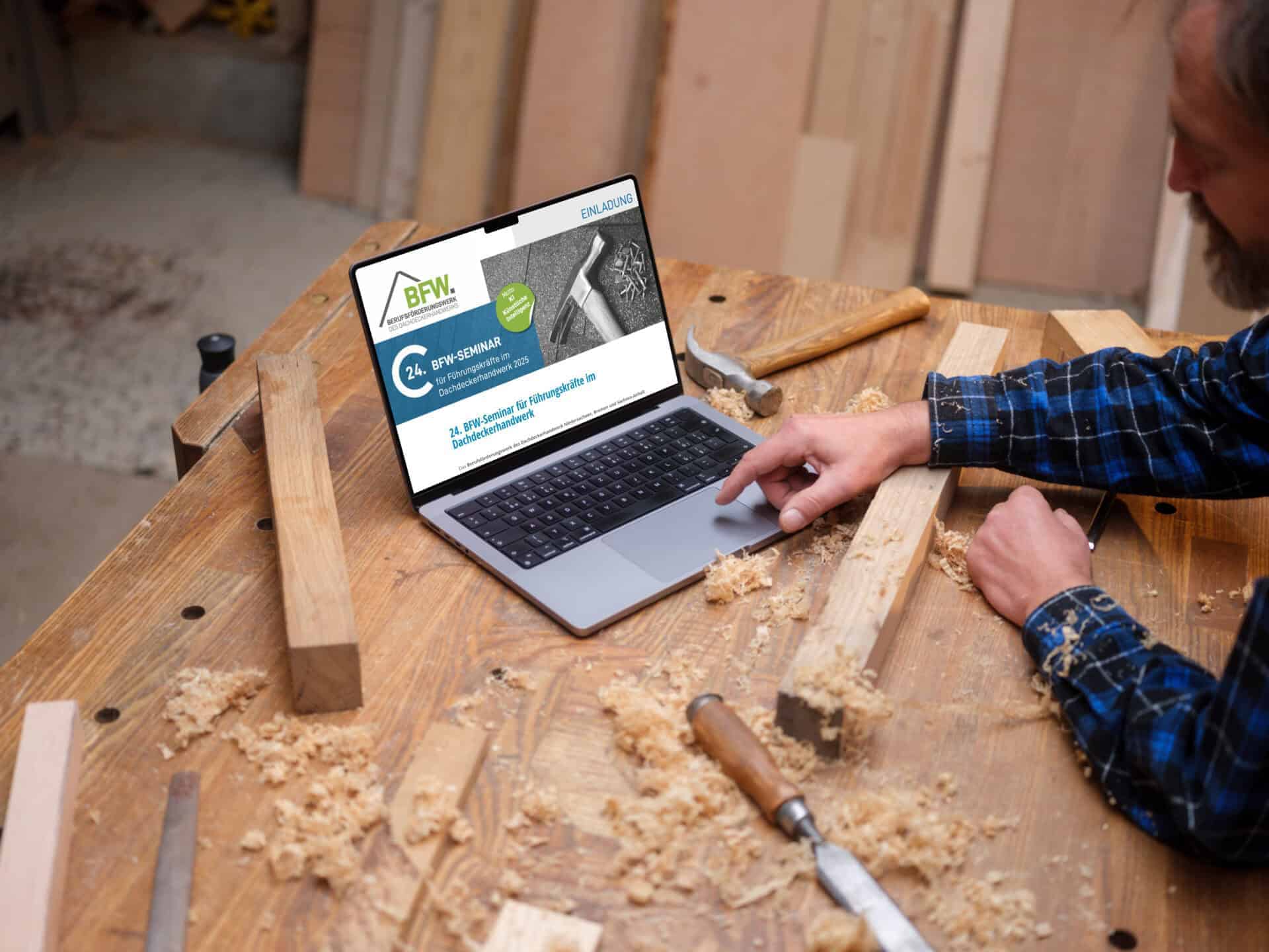 Online Event Registrierung zum BFW Seminar - Anmeldung auf Macbook in Werkstatt