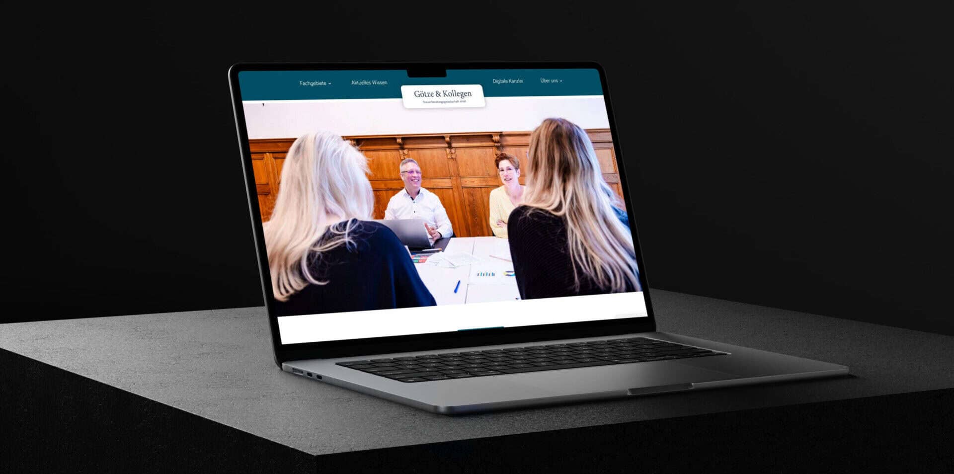 Webdesign für Steuerberater am Beispiel Götze & Kollegen - Homepage auf Macbook Screen